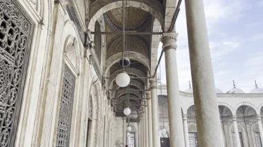 Kahire, Mısır; 21 Ocak 2024: Selahaddin 'in Kalesi' ndeki Alabaster Camii 'nde Kahire' nin ortaçağ gezisini gösterin. Kültürel ve tarihsel seyahat deneyimleri için mükemmel..