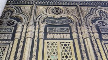 Kahire, Mısır; 21 Ocak 2024: Muhammed Ali Camii 'nin içini ele geçirmek, kaymak gibi güzelliğini ve Kahire kalesinin iç manzarasını gözler önüne sermek. İslam mimarisini vurgulayan projeler için ideal.