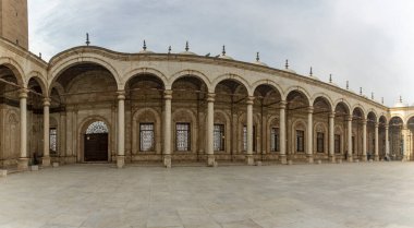 Kahire, Mısır; 21 Ocak 2024: Kahire Kalesi 'nde İslam sanatını sergileyen Muhammed Ali Camii abdest avlusu ve kemerlerini ele geçirmek. Mimari mirası vurgulayan projeler için ideal.