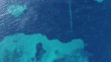 Kristal berraklığında Turkuaz Deniz 'in yukarıdan aşağı görüntüsü Hafif Dalgalanan Dalgalar, Sersemletici Okyanus Perspektifi İçin Yukarı Çekilen Kamera