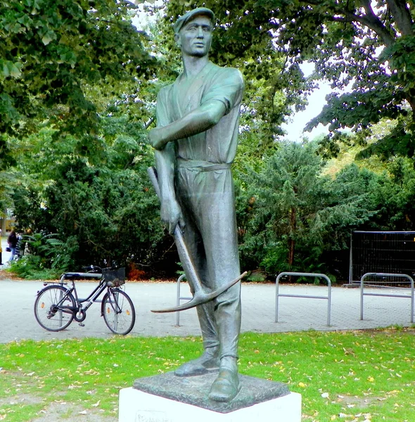 Alemania Berlín Karl Liebknecht Str Estatua Trabajador Con Kyle —  Fotos de Stock