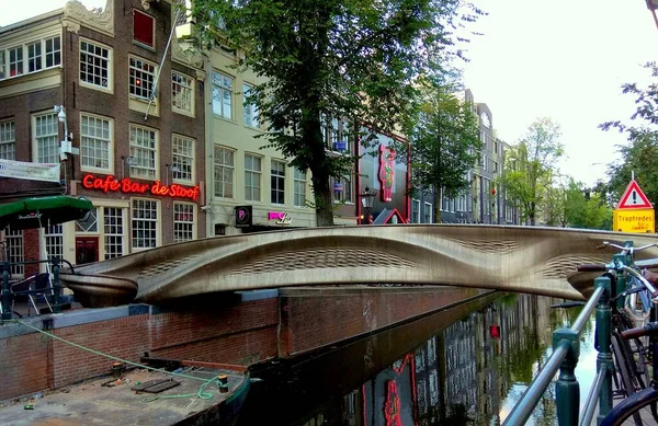 Holandia Amsterdam 119 Oudezijds Achterburgwal Most Domy Dzielnicy Czerwonych Latarni — Zdjęcie stockowe