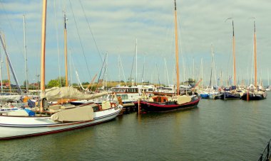 Hollanda, Vecht nehri, körfezdeki yatlar ve eğlence tekneleri