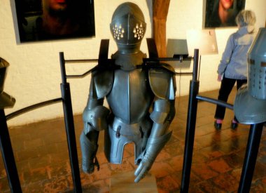 Hollanda, Muiden Kalesi, müze sergisi, şövalye zırhı.