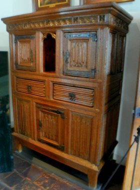 Hollanda, Muiden Kalesi, müze sergisi, antik ahşap gardırop.