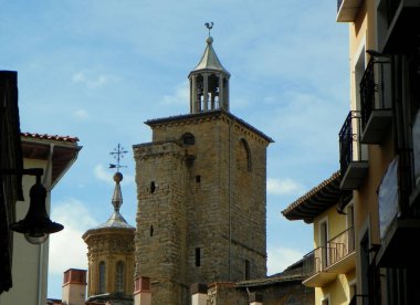 Spain, Pamplona, Calle de Santo Domingo, view of the church of San Saturnino (Iglesia de San Saturnino) tower