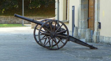 Spain, Pamplona, La Vuelta del Castillo, Citadel of Pamplona, old cannon
