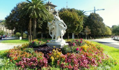 Spain, San Sebastian, Puente de Santa Catalina, sculpture Dancers