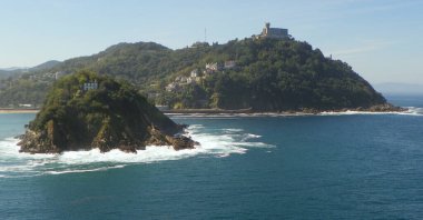 Spain, San Sebastian, Pasealeku Berria, view of Santa Clara island and Igeldo mountain
