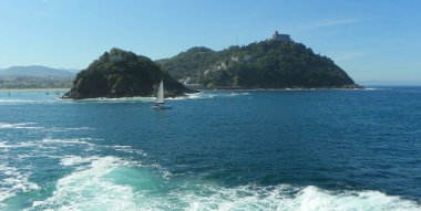 Spain, San Sebastian, Pasealeku Berria, view of Santa Clara island and Igeldo mountain