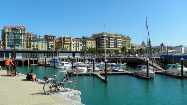 Spain, San Sebastian, Kaiko Pasealekua, view of the harbor with yachts and boats