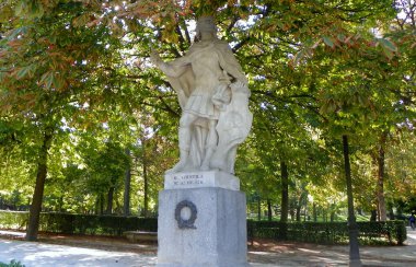 Spain, Madrid, El Retiro Park, Paseo de las Estatuas (Alley of Statues), statue of D.Chintila