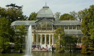 Spain, Madrid, El Retiro Park, Cascada Parque and Palacio de Cristal