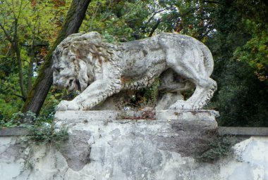 Italy, Rome, 2 Viale dell'Aranciera, sculpture of a lion on the wall of the park
