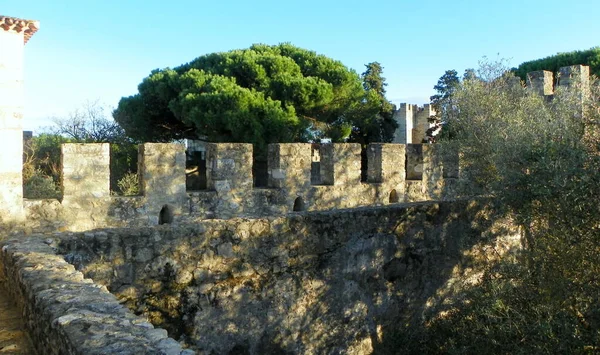 ポルトガル リスボン Santa Cruz Castelo セントジョージ城 要塞の中庭 要塞の壁の通路 — ストック写真