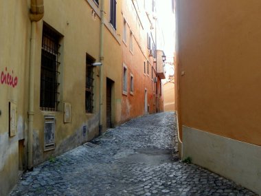 Italy, Rome, 1 Vicolo del Monticello, narrow cobbled lane in the old part of town