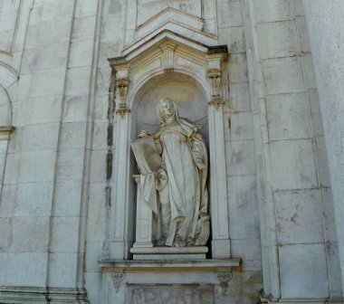 Portugal, Lisbon, Prasa da Estrela, Estrela Basilica (Baslica da Estrela), statue of the St. Teresa of Avila on the facade of the basilica