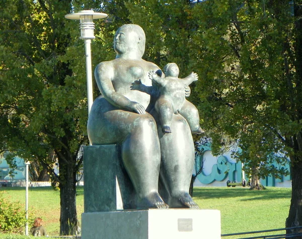 葡萄牙 里斯本 Amalia Rodrigues花园 Jardim Amalia Rodrigues 孕产妇雕像 — 图库照片