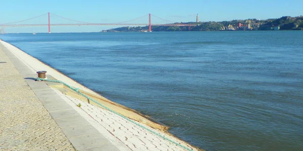 ポルトガル リスボン プラチャ エンペロ 湾の水と4月25日の橋の眺め — ストック写真