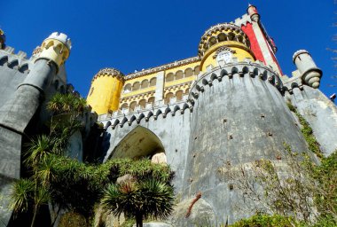 Portekiz, Sintra, Pena Sarayı, patikadan sarayın manzarası
