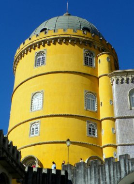 Portekiz, Sintra, Pena Sarayı, sarayın ana sarı kulesi.