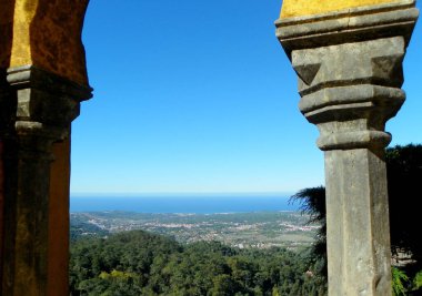 Portekiz, Sintra, Pena Sarayı, Arches Yard 'dan doğa manzarası