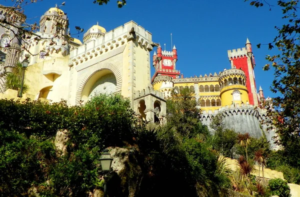 葡萄牙 辛特拉 佩纳宫 从人行道上俯瞰宫殿 — 图库照片