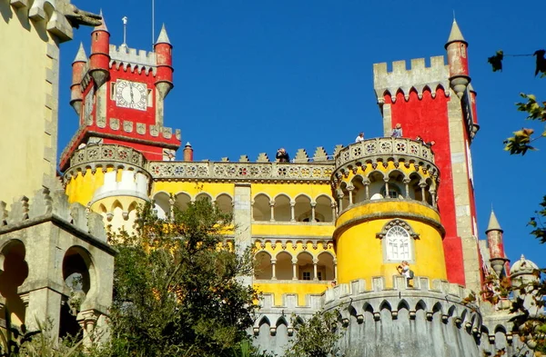 葡萄牙 辛特拉 佩纳宫 从人行道上俯瞰宫殿 — 图库照片