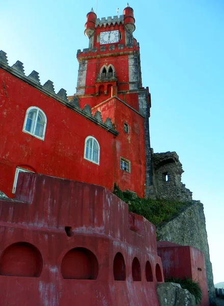 ポルトガル シントラ ペナ宮殿 宮殿の壁や塔の景色 — ストック写真
