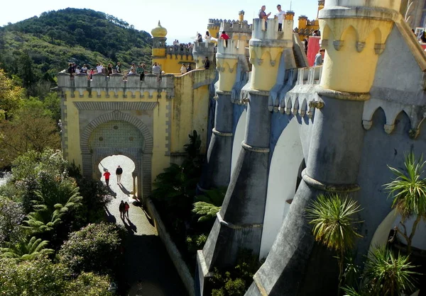 ポルトガル シントラ ペナ宮殿 壁の景色と宮殿の入り口 — ストック写真