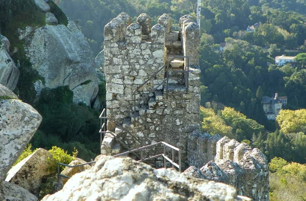ポルトガル シントラ ムーア人の城 Castelo Dos Mouros 要塞の壁と塔 — ストック写真