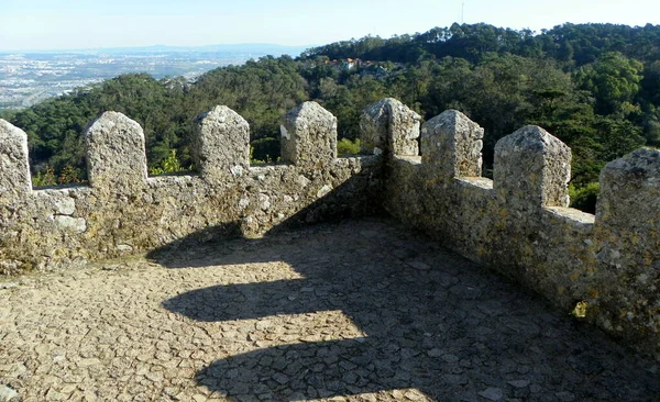ポルトガル シントラ ムーア人の城 Castelo Dos Mouros 要塞の塔と壁 — ストック写真