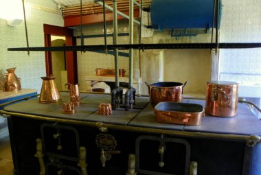 Portekiz, Sintra, Park ve Monserrate Sarayı, Saray içi, Bakır tabaklı saray mutfağı