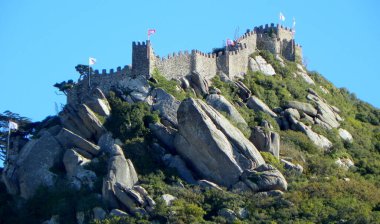 Portekiz, Sintra, Quinta da Regaleira, Torre da Regaleira, Fas kalesi manzaralı.