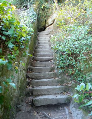 Portekiz, Sintra, Quinta da Regaleira, taş mağara ve merdivenler