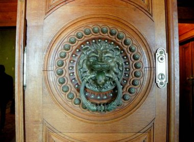 Portekiz, Sintra, Quinta da Regaleira, Regaleira Sarayı, bronz aslanlı ahşap kapı