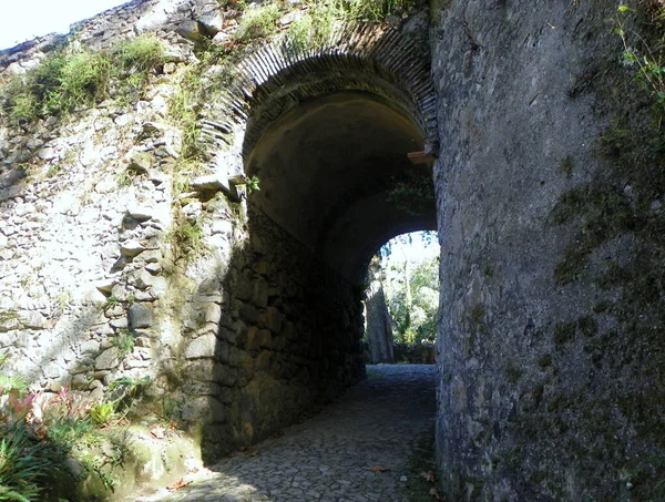 Portugalia Sintra Park Pałac Monserrat Łuk Kamiennym Murze — Zdjęcie stockowe
