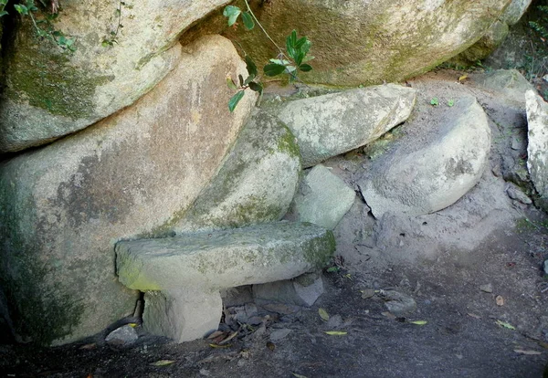 Португалия Синтра Кинта Регальо Каменная Скамейка Скалы — стоковое фото