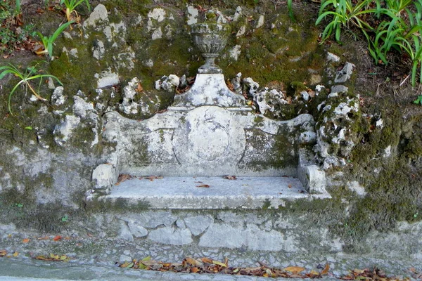 葡萄牙Sintra Quinta Regaleira公园的古董石凳 — 图库照片