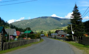 Ukrayna, Transcarpathia, Synevyrska Polyana, kırsal yol ve dağ manzarası