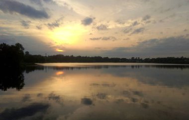 Ukrayna, Prykarpattia, Dolyna, gölün üzerinde akşam gökyüzü