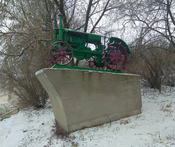 Ukraina Zboriv Monument Över Den Första Traktorn Zboriv Distriktet — Stockfoto