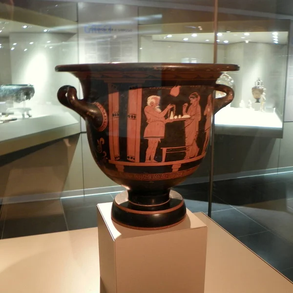 İtalya, Milan, Arkeoloji Müzesi, antika vazo