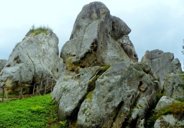 Ukrayna, Karpatlar, Tustan Kayalık Kalesi, kayalar ve doğa manzarası