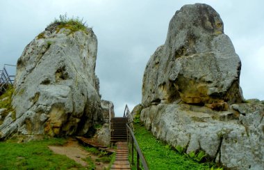 Ukrayna, Karpatlar, Tustan Kayalık Kalesi, kayalar ve doğa manzarası
