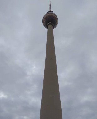 Almanya, Berlin, Alexanderplatz, Berlin TV kulesi (Berliner Fernsehturm), kulenin alt manzarası