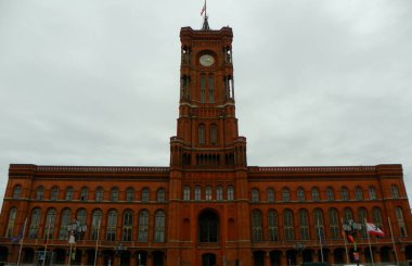 Almanya, Berlin, Rathausstrasse 15, Rotes Rathaus, belediye binasının ön cephesi