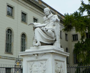 Almanya, Berlin, 6 Unter den Linden, Humboldt Üniversitesi (Humboldt-Universitat zu Berlin), Wilhelm von Humboldt 'un ana binasının önündeki heykeli