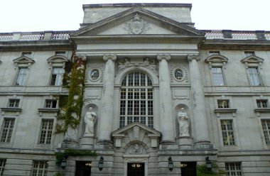 Almanya, Berlin, Unter den Linden 8, Berlin Devlet Kütüphanesi (Staatsbibliothek zu Berlin), binanın ön cephesi ve ana girişi