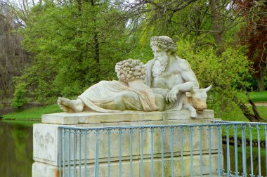 Polonya, Varşova, Lazienki Parkı (Kraliyet Hamamları Parkı), Ada 'daki Saray, Bug Nehri' nin taş heykeli.